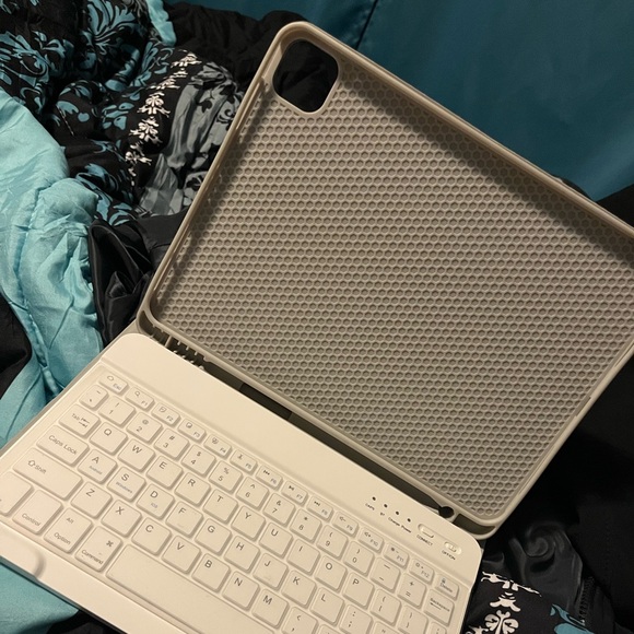 Apple Tablet Case with Keyboard - White and Gray